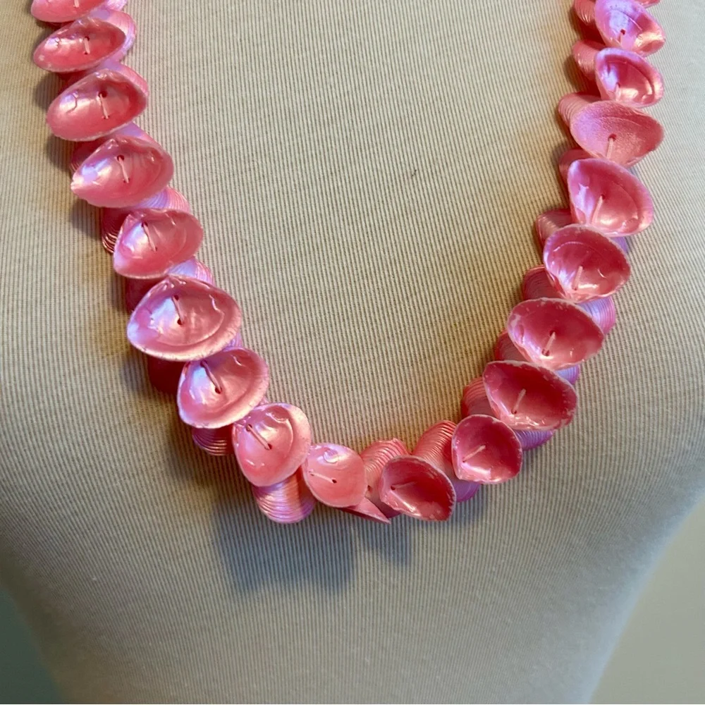 Vintage pink clam shell Necklace - Picture 2 of 3